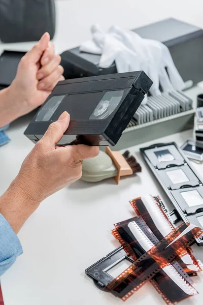 Woman with VHS cassette to transform into digital data — Stock Photo, Image
