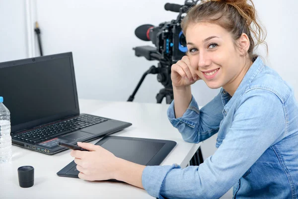 Mujer joven diseñador utilizando gráficos tableta para la edición de vídeo — Foto de Stock