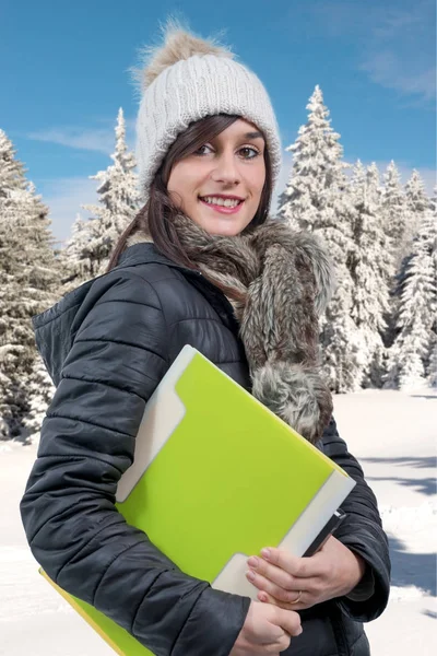 Jovem mulher morena sorridente com um boné de inverno — Fotografia de Stock