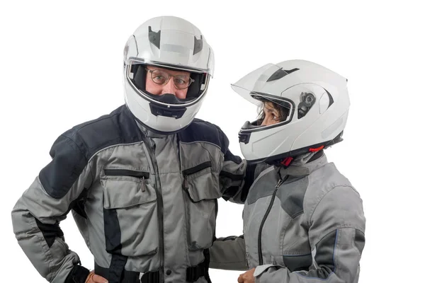 Пара старших гонщиків з шоломом ізольовані на білому фоні — стокове фото