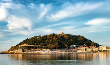La Concha sonbahar günbatımı içinde. San Sebastian, İspanya