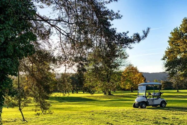 Golfkarretjes op een golfbaan — Stockfoto