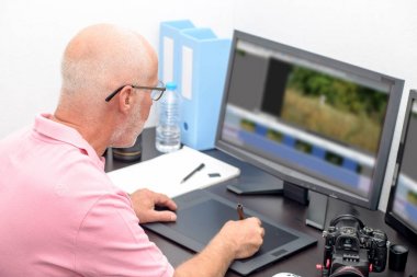 grafik tablet ofisinde çalışan olgun adam