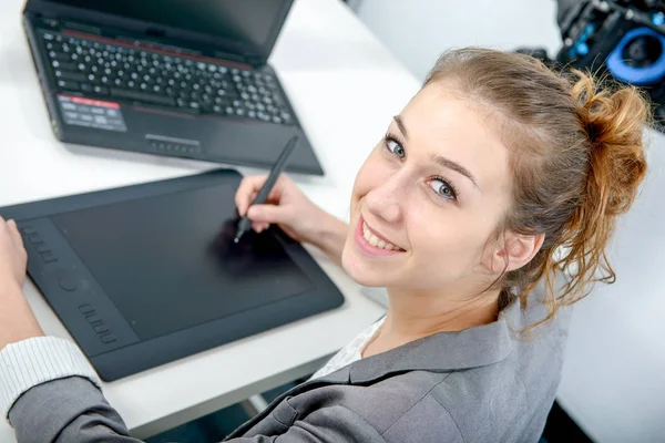 Genç kadın tasarımcı grafik tablet video düzenleme için kullanma — Stok fotoğraf
