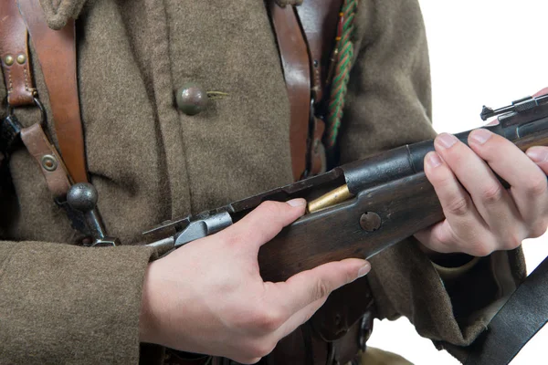 Soldado francés 1940 cargando su rifle — Foto de Stock