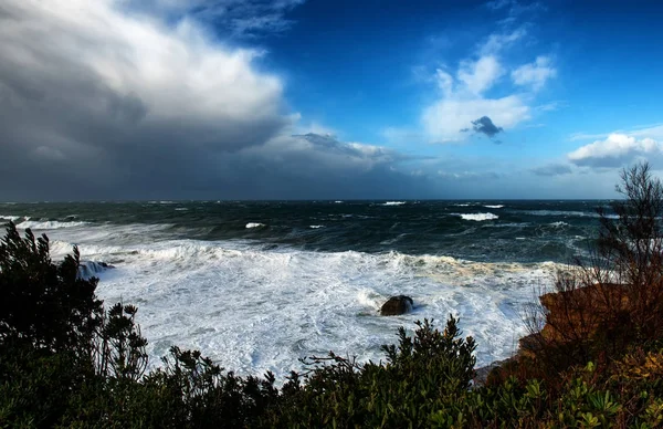 Óceán-vihar időjárás a hatalmas hullámok, Biarritz, Franciaország — Stock Fotó
