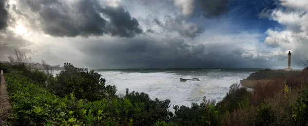 Tempo de tempestade oceânica com ondas enormes em Biarritz, França — Fotografia de Stock