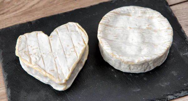 Queijo Neufchatel e queijo Camembert da Normandia — Fotografia de Stock