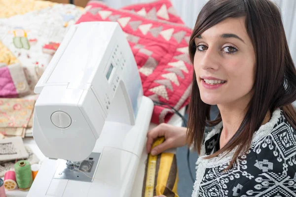 Joyeux jeune couturière avec sa machine à coudre — Photo