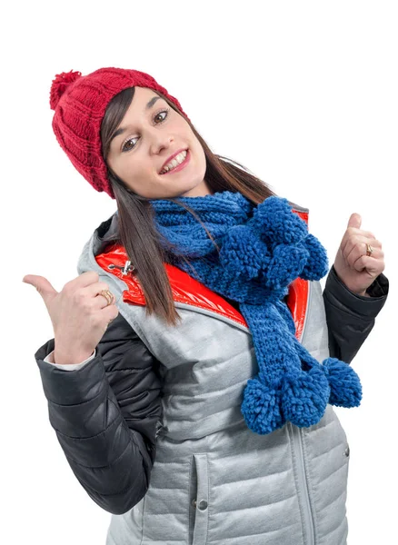 Gyönyörű fiatal nő, a téli ruhákat mutatja Ok énekel, — Stock Fotó