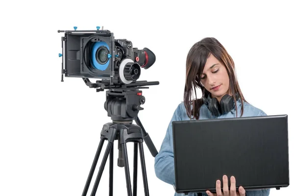Jovem mulher editor de vídeo trabalhando com laptop — Fotografia de Stock