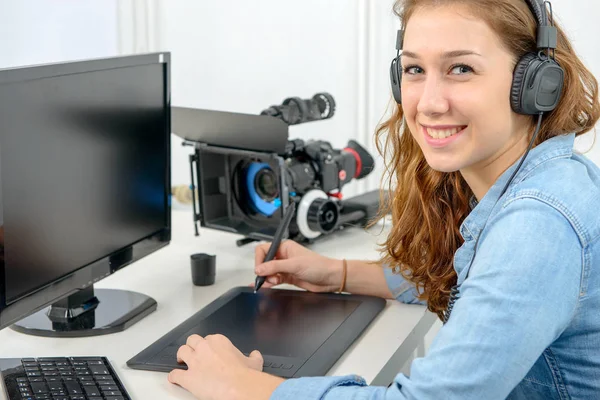 Tânără femeie designer folosind tabletă grafică pentru editare video — Fotografie, imagine de stoc