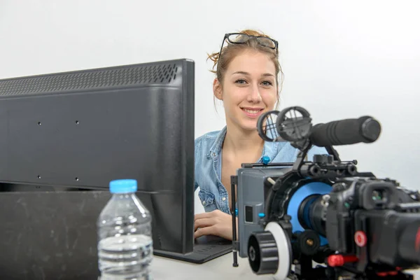 Hezká mladá žena fotograf s kamerou v úřadu — Stock fotografie