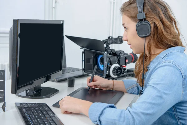 Mujer joven diseñador utilizando gráficos tableta para la edición de vídeo — Foto de Stock