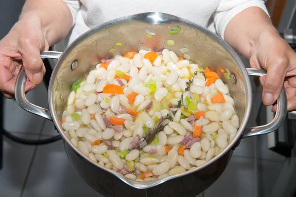 pişmiş fasulye ile büyük güveç