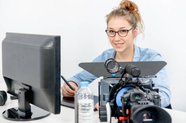 genç kadın tasarımcı grafik tablet video düzenleme için kullanma