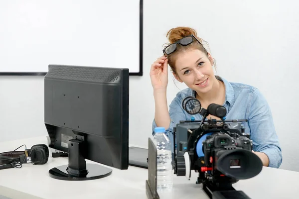 Video düzenleme için bilgisayar kullanan genç kadın — Stok fotoğraf