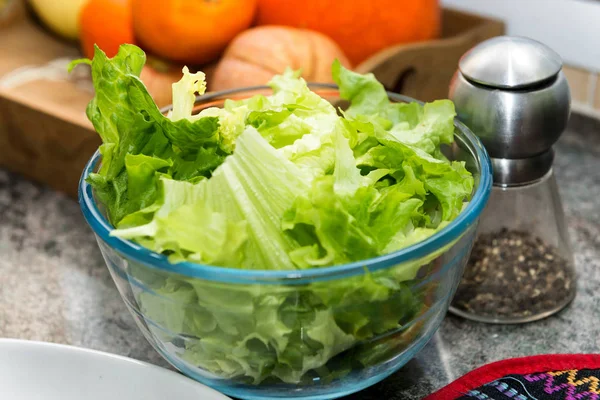 Bol de salade verte dans la cuisine — Photo