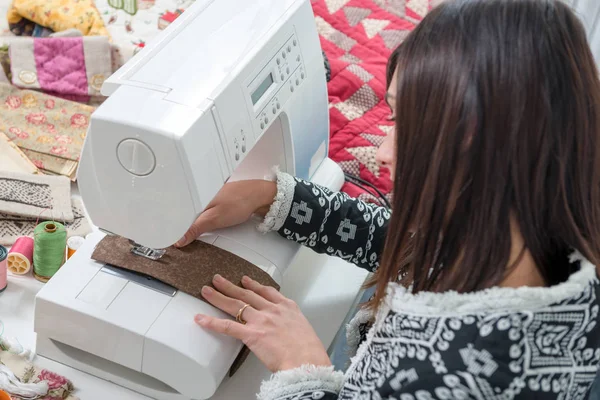 Jeune couturière avec sa machine à coudre — Photo