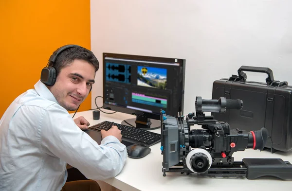 Diseñador joven hombre utilizando gráficos tableta para la edición de vídeo — Foto de Stock