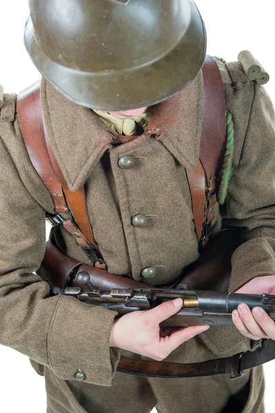 Soldat français 1940 chargeant son fusil — Photo