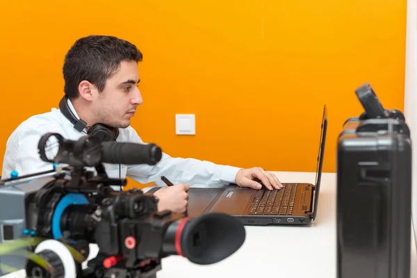 Diseñador joven hombre utilizando gráficos tableta para la edición de vídeo — Foto de Stock