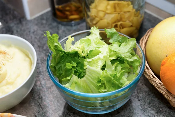 Tigela de salada verde na cozinha — Fotografia de Stock