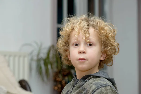 Portret van blond krullend jongen — Stockfoto