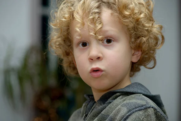 Портрет молодого блондина кудрявого мальчика — стоковое фото