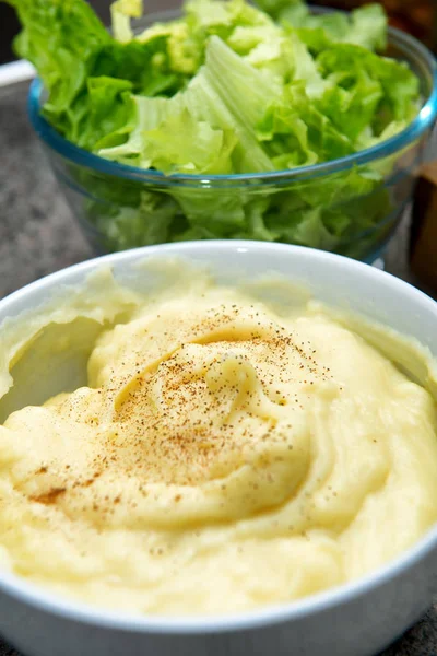 Kartoffelpüree mit grünem Salat — Stockfoto