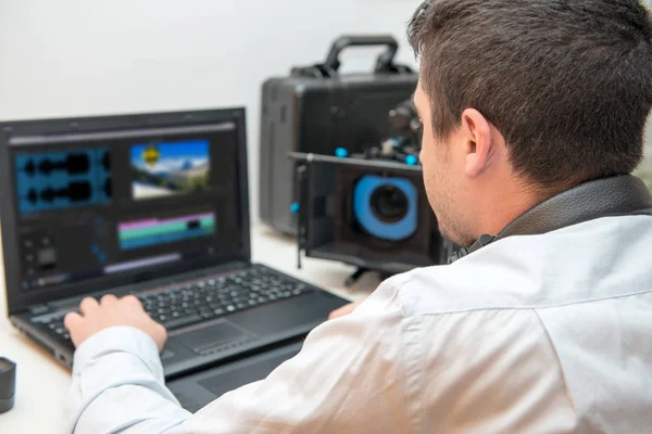 Diseñador joven hombre utilizando gráficos tableta para la edición de vídeo —  Fotos de Stock