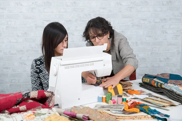 Naaister en haar leerling met naaimachine — Stockfoto