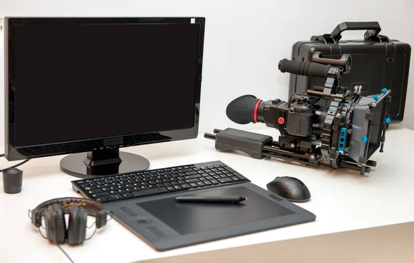 Камера, компьютер и планшет для редактирования видео — стоковое фото