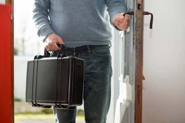 Человек с черным чемоданом едет домой — стоковое фото