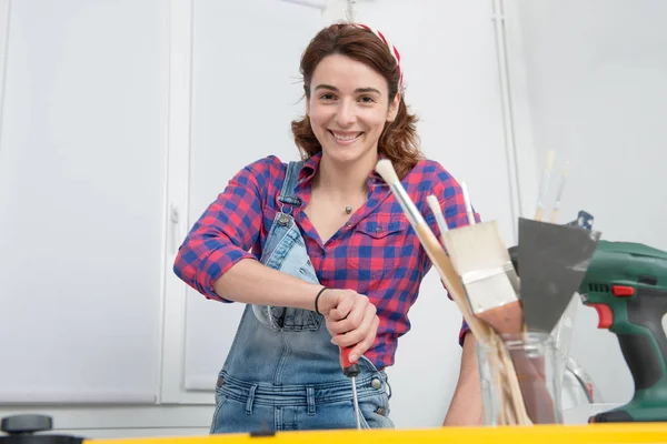 Portrait de jeune femme apprentie charpentier — Photo