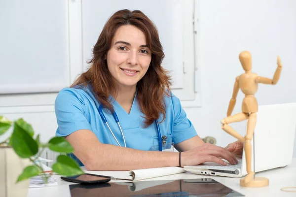 Medical woman doctor working with laptop — Stock Photo, Image