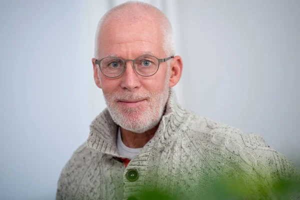 Porträt eines Mannes mittleren Alters mit Bart und Brille — Stockfoto