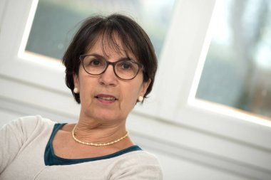 Orta yaş esmer gözlüklü portresi