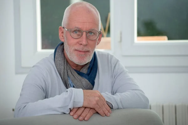 Porträt eines Mannes mittleren Alters mit Bart und Brille — Stockfoto