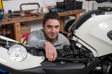 genç bir adam motosiklet tamiri