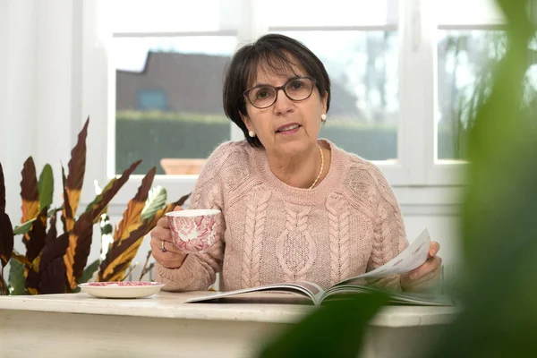 Eine Frau Mittleren Alters Trinkt Eine Tasse Kaffee — Stockfoto