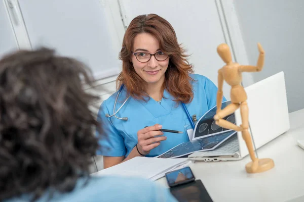 Seorang Dokter Wanita Muda Kantor Dengan Pasiennya — Stok Foto