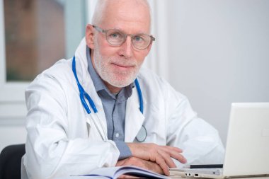 tıbbi doktor stetoskop ile portresi