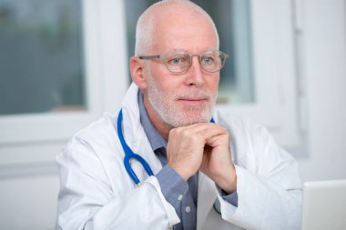 tıbbi doktor stetoskop ile portresi