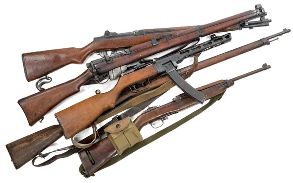 Armi da fuoco antiche, fucili, mitragliatrici isolate su bianco — Foto Stock