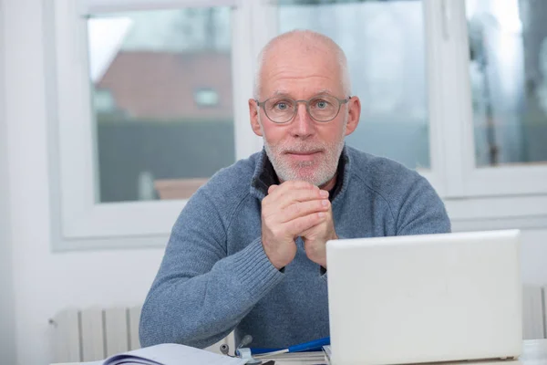 Homme d'âge moyen en utilisant un ordinateur portable dans son bureau — Photo