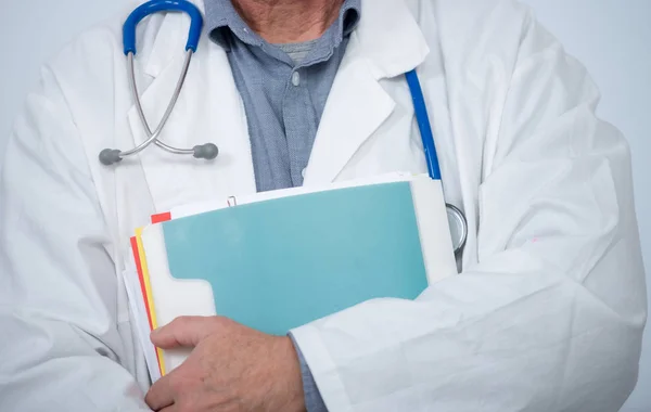 Médecin avec stéthoscope, gros plan — Photo