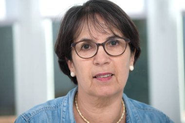 Orta yaş esmer gözlüklü portresi