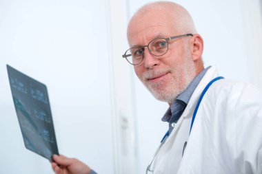 Olgun Doktor Röntgen bir ofiste bakarak