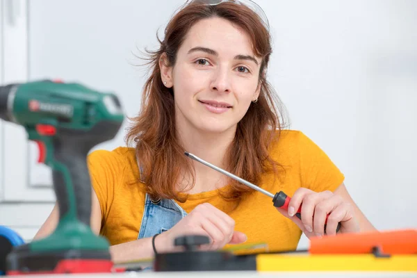 Bastante joven mujer haciendo diy trabajo en casa —  Fotos de Stock
